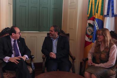 Vice-prefeito Gustavo Paim recebe o embaixador do Paraguai, Manuel María Cáceres, e a cônsul Rosanna Berino Local: Gabinete do prefeito