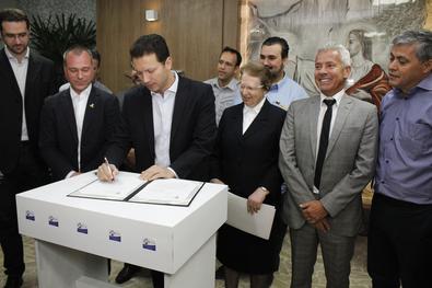 Prefeito Nelson Marchezan Jr. no ato de assinatura da carta de intenção para a instalação de novo hospital Santa Ana. Local: Hospital Espírita de Porto Alegre.