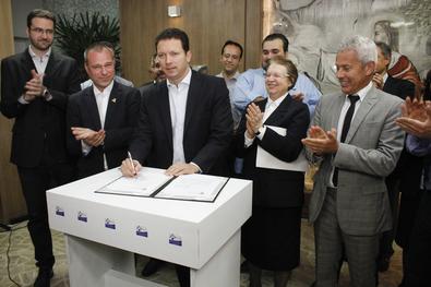 Prefeito Nelson Marchezan Jr. no ato de assinatura da carta de intenção para a instalação de novo hospital Santa Ana. Local: Hospital Espírita de Porto Alegre.
