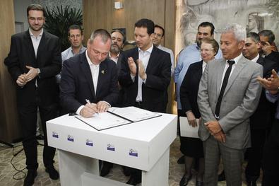Prefeito Nelson Marchezan Jr. no ato de assinatura da carta de intenção para a instalação de novo hospital Santa Ana. Local: Hospital Espírita de Porto Alegre.