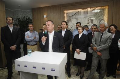 Prefeito Nelson Marchezan Jr. no ato de assinatura da carta de intenção para a instalação de novo hospital Santa Ana. Local: Hospital Espírita de Porto Alegre.