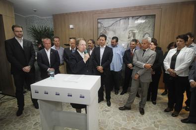 Prefeito Nelson Marchezan Jr. no ato de assinatura da carta de intenção para a instalação de novo hospital Santa Ana. Local: Hospital Espírita de Porto Alegre.