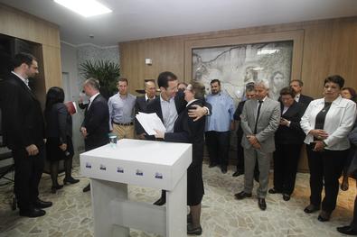 Prefeito Nelson Marchezan Jr. no ato de assinatura da carta de intenção para a instalação de novo hospital Santa Ana. Local: Hospital Espírita de Porto Alegre.