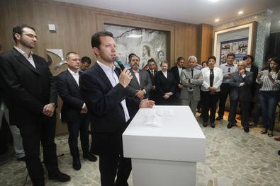 Prefeito Nelson Marchezan Jr. no ato de assinatura da carta de intenção para a instalação de novo hospital Santa Ana. Local: Hospital Espírita de Porto Alegre.