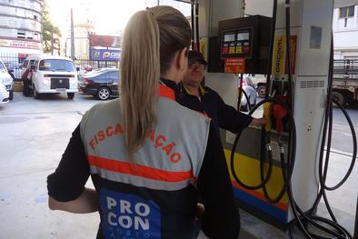 Em nova pesquisa do Procon, cinco postos reduziram o preço da gasolina