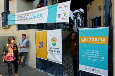 12ª Semana Cidade Limpa - Exposição de arte com material reciclado Local: Em frente à sede do DMLU - bairro Azenha