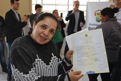 Entrega de certidões de nascimento e casamento encaminhadas durante o evento Prefeitura nos Bairros - Santa Rosa de Lima 