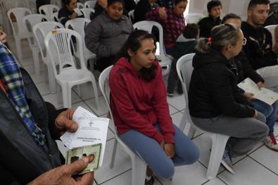 Entrega de certidões de nascimento e casamento encaminhadas durante o evento Prefeitura nos Bairros - Santa Rosa de Lima 