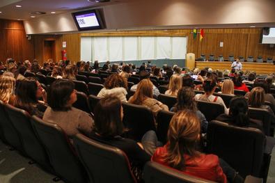 SMS através da Assessoria de Educação Continuada promove o Ciclo de Debates Barbara Starfield com o Médico sanitarista, especialista em saúde da família e comunidade e ex-Sec. Saúde da cidade do RJ, Daniel Soranz. Local: Auditório MP 