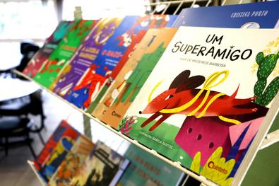 Reforço no acervo da biblioteca da Smed