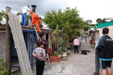 Ação da Defesa Civil em condomínio destelhado no morro Santa Tereza Entrega de lonas para a comunidade