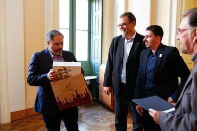 Vice- Prefeito Gustavo Paim recebe comitiva das comemorações do Dia do Vinho em Porto Alegre.