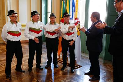 Vice- Prefeito Gustavo Paim recebe comitiva das comemorações do Dia do Vinho em Porto Alegre.