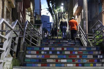 Equipes da SMSurb retiram árvore na escadaria da 24 de Maio