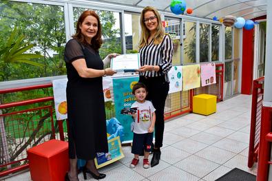 Secretária Maria de Fátima recebe doação de brinquedos da escola Crescer