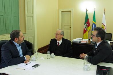 Vice-prefeito recebe o Embaixador Chefe do Escritório de Representação do Ministério das Relações Exteriores no RS (ERESUL), Flávio Roberto Bonzanini Local: Gabinete do vice-prefeito
