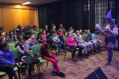 Inclusão em Cena - Contação de Estórias Bruxinha Onilda Local:Escola Vila Montecristo