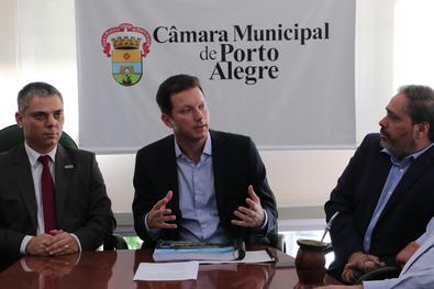 Prefeito Nelson Marchezan Júnior entre a LOA de 2018 ao presd da CMPA ver Cássio Trogildo. Local: CMPA