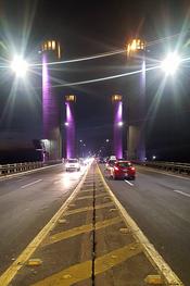 Iluminação especial marcando o Outubro Rosa é instalada na Ponte Getúlio Vargas