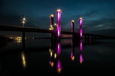Iluminação especial marcando o Outubro Rosa é instalada na Ponte Getúlio Vargas Local:	Ponte Getúlio Vargas (ponte do Guaíba) 