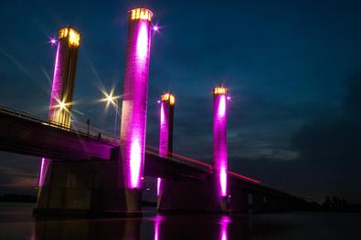 Iluminação especial marcando o Outubro Rosa é instalada na Ponte Getúlio Vargas Local:	Ponte Getúlio Vargas (ponte do Guaíba) 