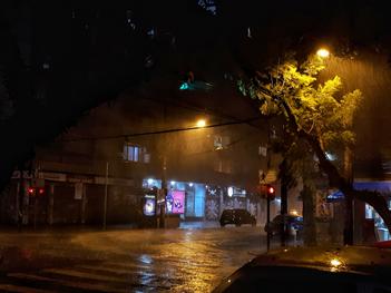Forte chuva atinge Porto Alegre e causa transtornos
