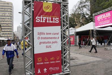 SMS, através da Coord. de IST/Aids, oferece testes rápidos para detectar infecções por sífilis, HIV e hepatite C em ação no centro de Porto Alegre no Dia Nacional de Combate à Sífilis. Local: Largo Glênio Peres