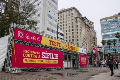 SMS, através da Coord. de IST/Aids, oferece testes rápidos para detectar infecções por sífilis, HIV e hepatite C em ação no centro de Porto Alegre no Dia Nacional de Combate à Sífilis. Local: Largo Glênio Peres