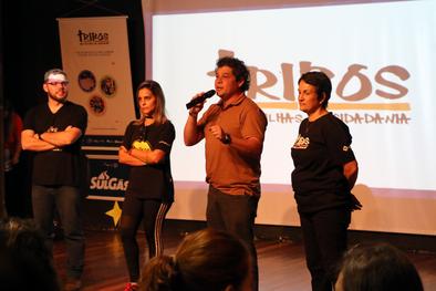 Diretor e professores da Liberato dão as boas-vindas aos participantes do Fórum Tribos nas Trilhas da Cidadania