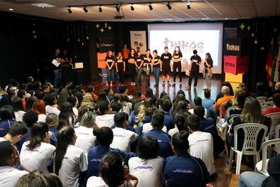 Diretor e professores da Liberato dão as boas-vindas aos participantes do Fórum Tribos nas Trilhas da Cidadania