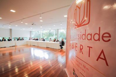 Almoço promovido pelo projeto Universidade Aberta Local:	Salão de Eventos do Instituto Ling 
