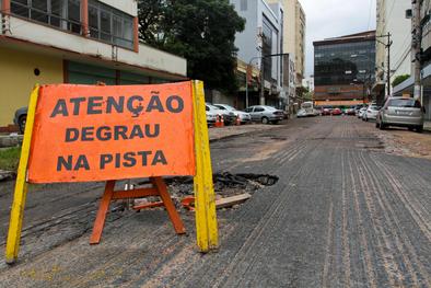 Equipes da Smim fazem serviço de remoção da camada asfáltica existente (fresagem) na rua Dr. Barros Cassal entre rua Voluntários da Pátria e avenida Osvaldo Aranha
