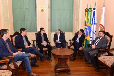 Vice-prefeito Gustavo Paim visita o Mercado Publico Central acompanhado do ministro da Cultura, Sérgio Sá Leitão,