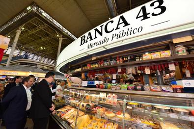 Vice-prefeito Gustavo Paim visita o Mercado Publico Central acompanhado do ministro da Cultura, Sérgio Sá Leitão,