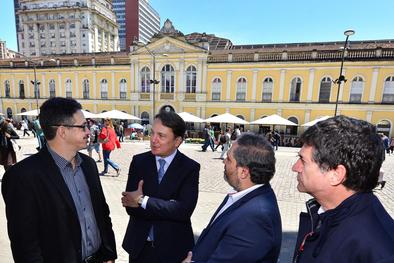 Vice-prefeito Gustavo Paim visita o Mercado Publico Central acompanhado do ministro da Cultura, Sérgio Sá Leitão,