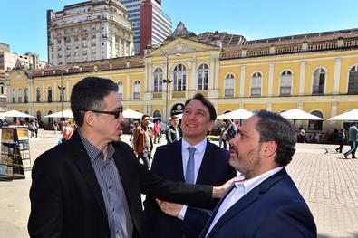 Vice-prefeito Gustavo Paim visita o Mercado Publico Central acompanhado do ministro da Cultura, Sérgio Sá Leitão,
