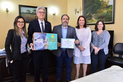 Vice-prefeito Gustavo Paim entrega certificado "Brinquedo Solidário" ao presidente do Sindilojas, Paulo Kruse