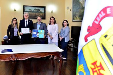 Vice-prefeito Gustavo Paim entrega certificado "Brinquedo Solidário" ao presidente do Sindilojas, Paulo Kruse