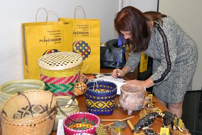 Prefeitura recebe doação de acervo de artesanato produzido por índios