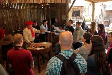 Alunos do curso de gastronomia da PUCRS recebem aula de carnes no Acampamento Farroupilha Local: Galpão da Hospitalidade - Parque Maurício Sirotsky Sobrinho (Harmonia)