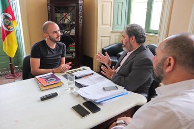 Vice-prefeito Gustavo Paim recebe comitiva internacional em busca de acordo para Cooperação Internacional sobre Orçamento Participativo
