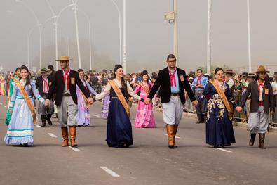 Vice-prefeito Gustavo Paim participa do desfile tradicionalista da Semana Farroupilha