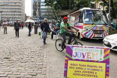 SMS através da Coord. IST/Aids, promove ação de rua com a realização de teste rápido no ônibus do Fique Sabendo. 