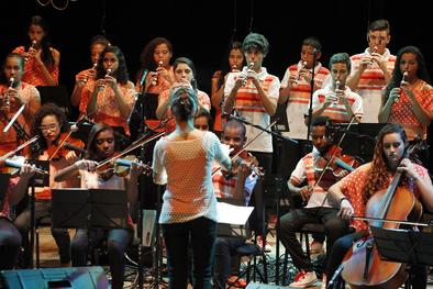 Orquestra Villa-Lobos apresenta trabalho das oficinas musicais no teatro do CIEE
