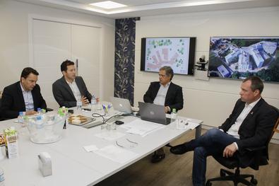 Prefeito Nelson Marchezan Junior, Sec. SMS Erno Harzheim e direção da AESC em reunião para apresentação dos projetos do Hospital Santa Ana (AESC). Local: Sede da Aesc R. Manoelito de Ornelas, 40 - 22º 
