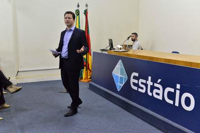 Prefeito palestra na Aula Magna do curso de Direito da faculdade Estácio Local: Faculdade Estácio