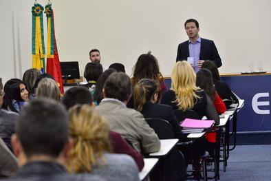 Prefeito palestra na Aula Magna do curso de Direito da faculdade Estácio Local: Faculdade Estácio