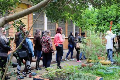 Universitários de Santa Maria conhecem proposta sustentável da Emei Humaitá