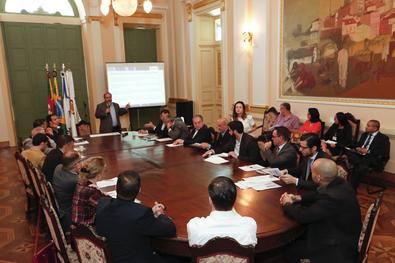 Prefeito em Exercício Gustavo Paim em reunião com vereadores 