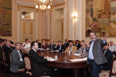 Prefeito em Exercício Gustavo Paim em reunião com vereadores 